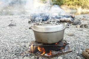 重さに嫌気がさしたら アルミ製ダッチオーブン – 残念キャンプで